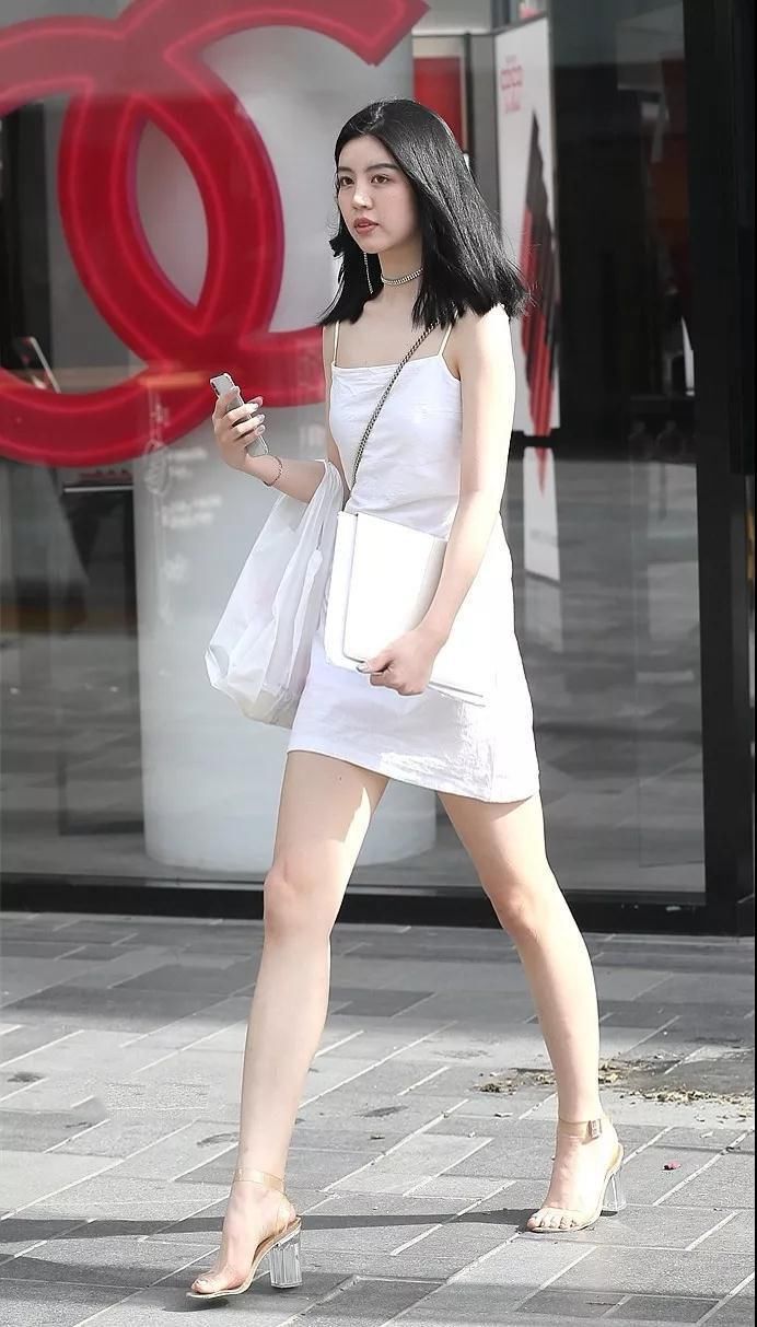 深圳街拍 穿清凉装的美女胆子好大 如果背心带子断了 怎么办?