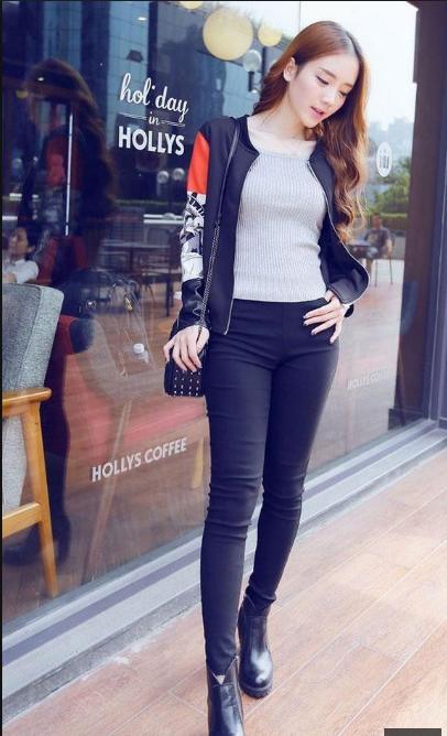 一年四季都有女人穿着紧身裤，因为紧身裤可以让女人很苗条