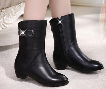 女人一旦过了45，别穿高跟鞋，多穿这“靴子”，简约不失优雅