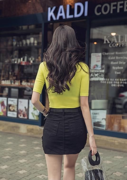 繁华闹市时尚美女，身材丰腴，气质出众！