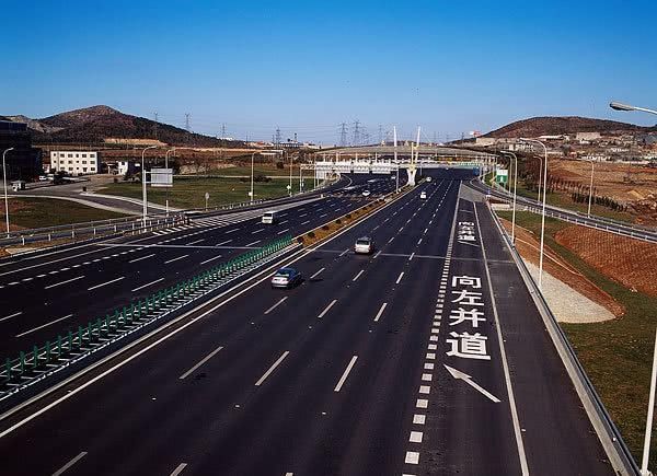  「高速」中国第一条高速公路：号称神州第一路，车主一年能省几