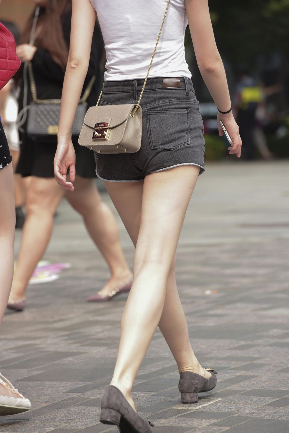 街拍联盟:白嫩丰满身材的热裤美女,很有女人味