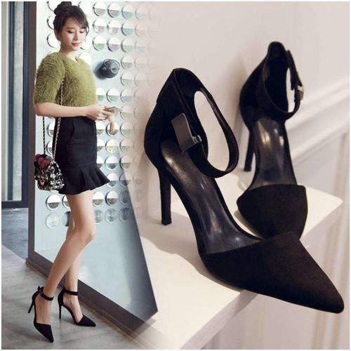 低调奢华，配上奶白脚丫，能使女人的脚踝和腿型变得更加优美