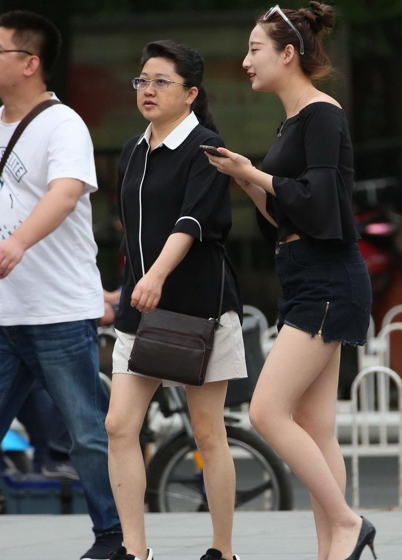 东路街拍: 一身黑色时尚装的白嫩美腿妹子, 穿出长腿女神范儿