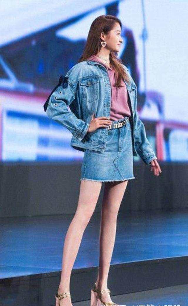 173关晓彤和168迪丽热巴走秀,同秀长腿,网友:鹿晗品味独特