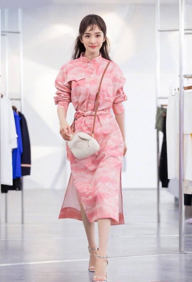 杨幂穿粉嫩装狂凹少女,却hold不住了,下一个刘晓庆