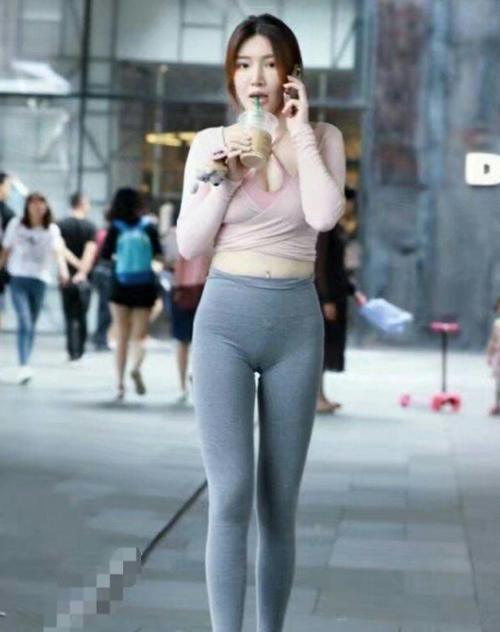 如花似玉的打底裤小姐姐，纤细的身姿，图3小姐姐更显傲人身材！