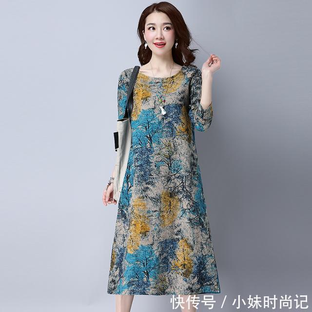  「碎花」传统的裙子已过时，碎花连衣裙是今年主流，减龄修身更有女人味