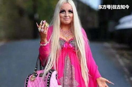 21岁女子童年被侵犯，长大后为变成芭比娃娃，每天化妆4小时！