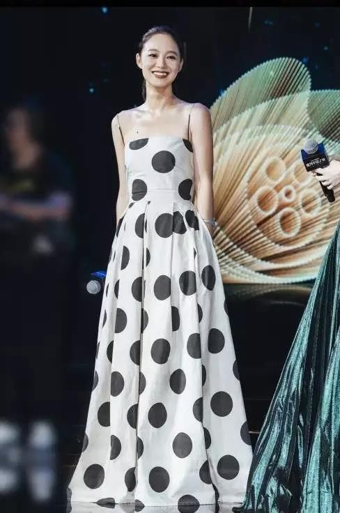 40岁周韵抹胸裙配枫叶色口红，气场升级，网友：名导姜文眼光真好