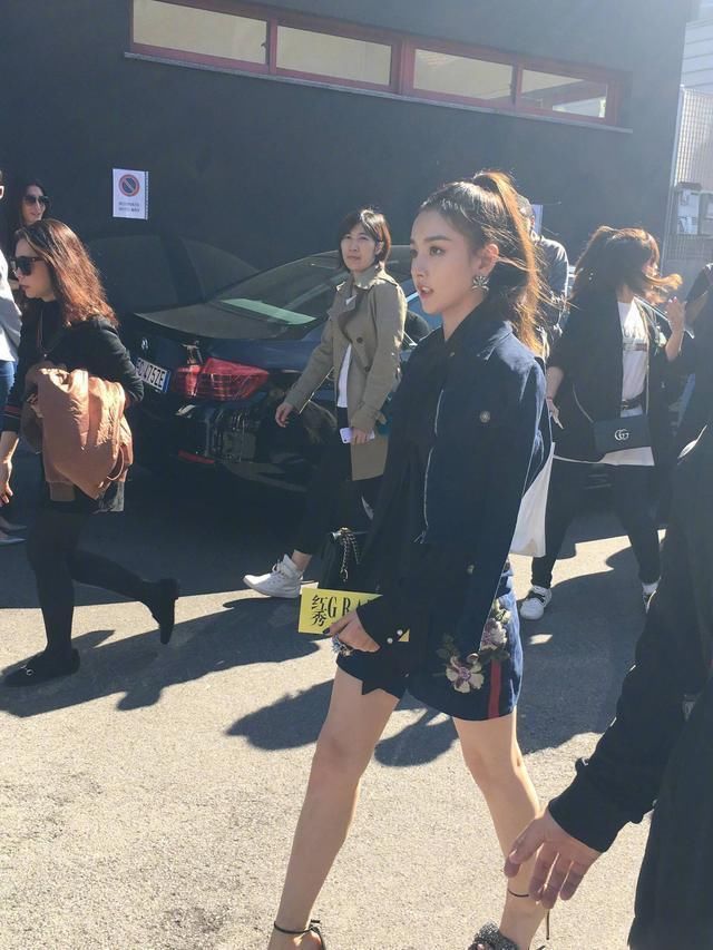 路人镜头下的宋祖儿更好看，胶原蛋白满满，螺旋的高跟鞋很抢眼!