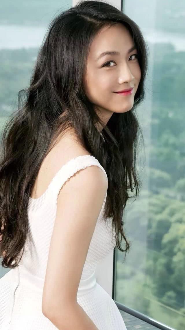 39岁汤唯素颜出镜，满脸雀斑肤色暗沉，网友:不美但是很有味道