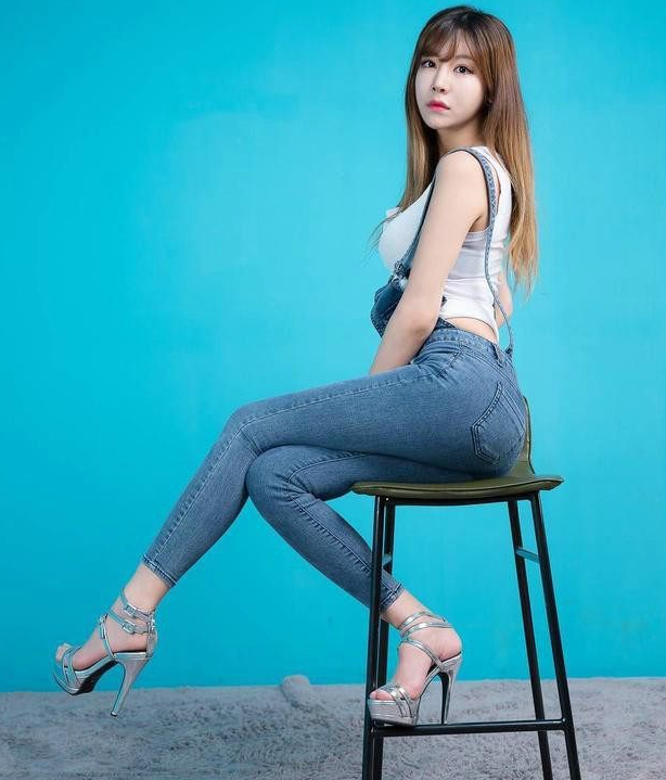 青春朝气的牛仔裤美女，婉约又显别致，无论走到哪都是焦点