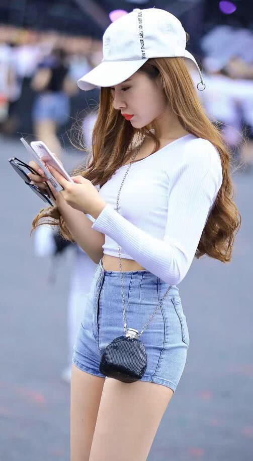 高挑小姐姐白色不规则露肩紧身衣勾勒迷人曲线，十分吸睛