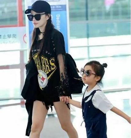 甜馨长大就成了李小璐，穿着吊带长发垂肩，网友：“小妖精”