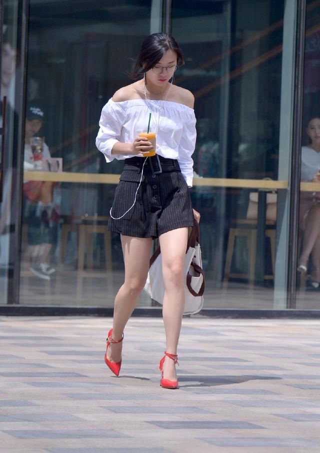 身材高挑的颜值美女，穿上12公分的红色高跟鞋，气质完全不一样！