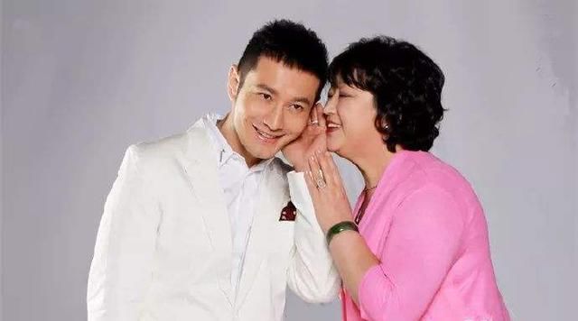 黄晓明声称自己无辜 一切全交母亲代理 给妈妈道歉对不起