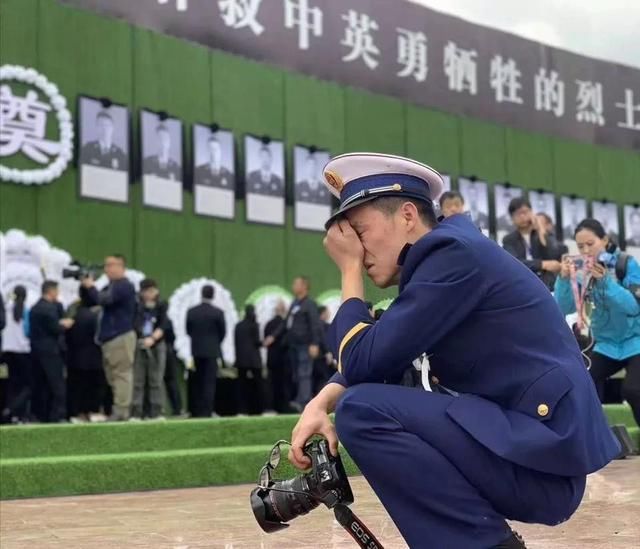 30位牺牲英雄集体追悼会，烈士亲属泣不成声，战友含泪行军礼！