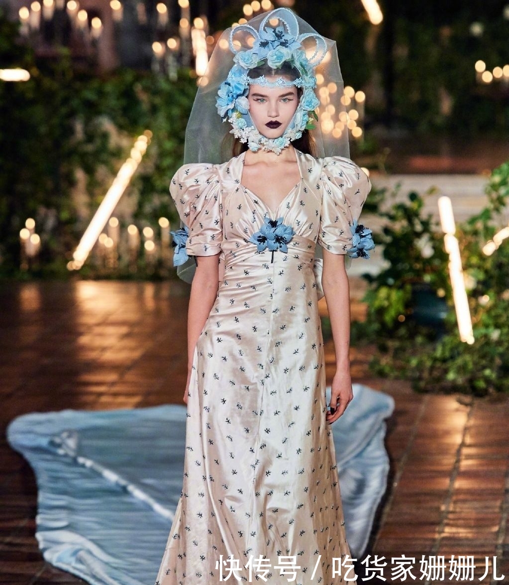  感觉：Rodarte 2020秋冬系列，经典吸血时尚又复古，复古黑暗且不失浪漫