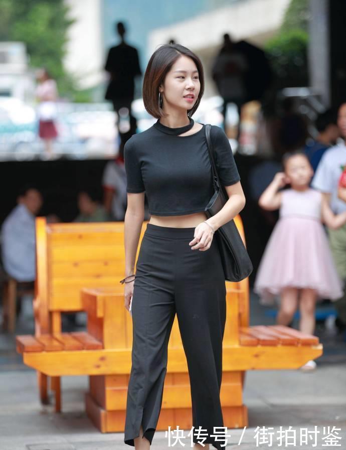 路人街拍:高颜值小姐姐穿着清凉又时尚,走在街上随性而洒脱!
