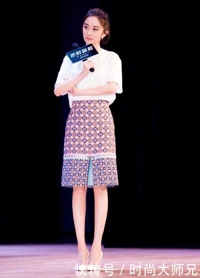 杨幂穿的裙子太短, 不停的用手去捂紧裙口, 网友: 敢穿还不敢露?