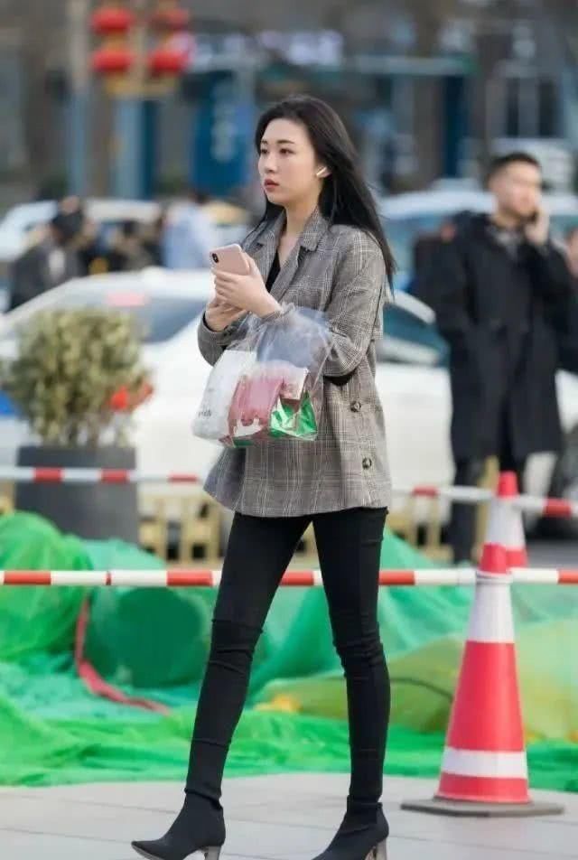  【风采】美女搭配休闲舒适不规则吊带裙，鲜亮色调衬托青春风采，温婉优雅