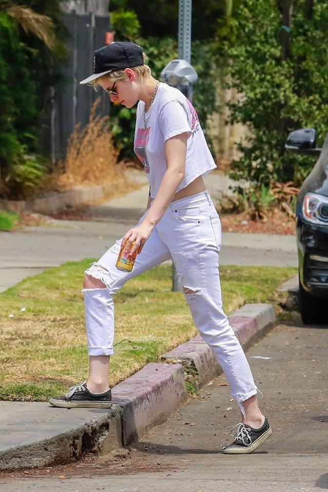 暮光女穿短裙高跟鞋秀美腿，网友：咋感觉像男孩穿裙子的效果？