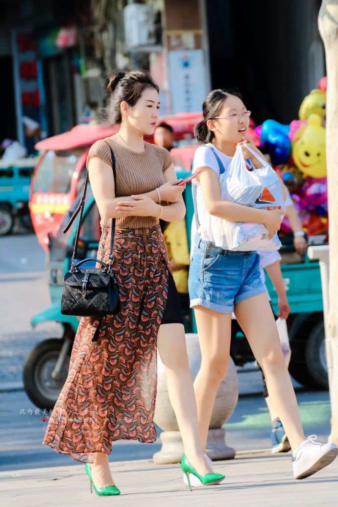 路人街拍，时尚辣妈紧身上衣搭配长裙，展示好身材，时尚又潮流！