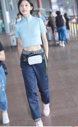 张俪这身材太恨人了！穿大粗裤子却不臃肿，网友：时髦到飞起！