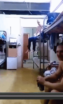  搞笑■搞笑gif：以为是要过去给个鼓励之吻的我，果然还是太年轻了