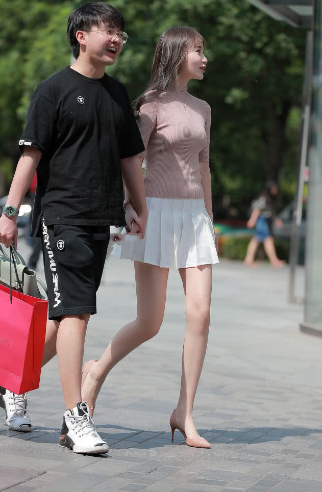 小姐姐终于穿上了心仪已久的百褶裙,优雅迷人的好身材让人羡慕