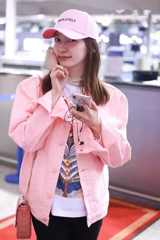 江疏影5分短裤秀美腿，又白又细更像“鸡肉肠”,一转身才是亮点!