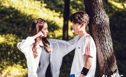 北京爷们鹿晗大方公开恋情 疑似炒作 邓超的微博确认此事