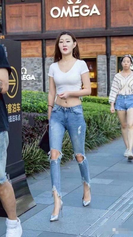 牛仔裤搭配高跟鞋，让妹子们的身材更显时尚和性感