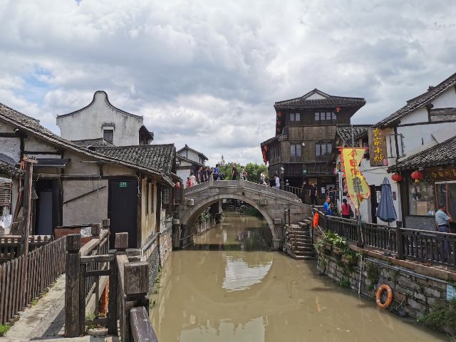 寸土寸金的上海城区有座古镇，不仅免费开放，20元就能吃到饱