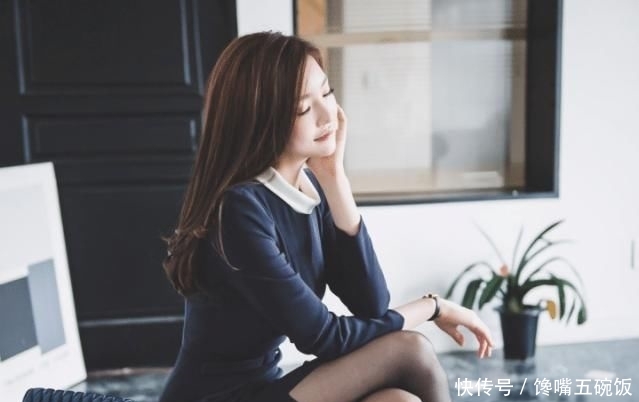 『气质』虽然是深色系搭配, 但是却有一种清新气质的连衣裙风格