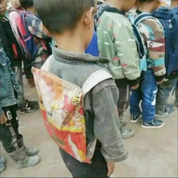  有价无市■山区男孩最“贵”书包走红，成本低廉却价值很高，网友：有价无市