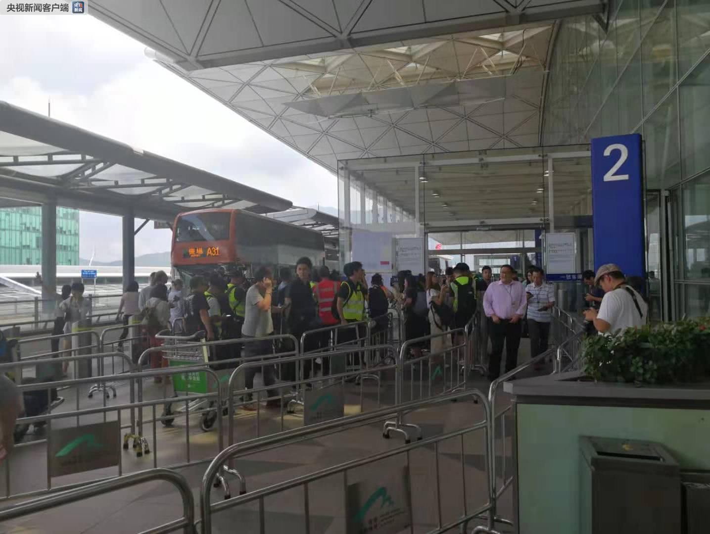 香港机场离境大堂外张贴法庭临时禁制令，机场秩序逐步恢复