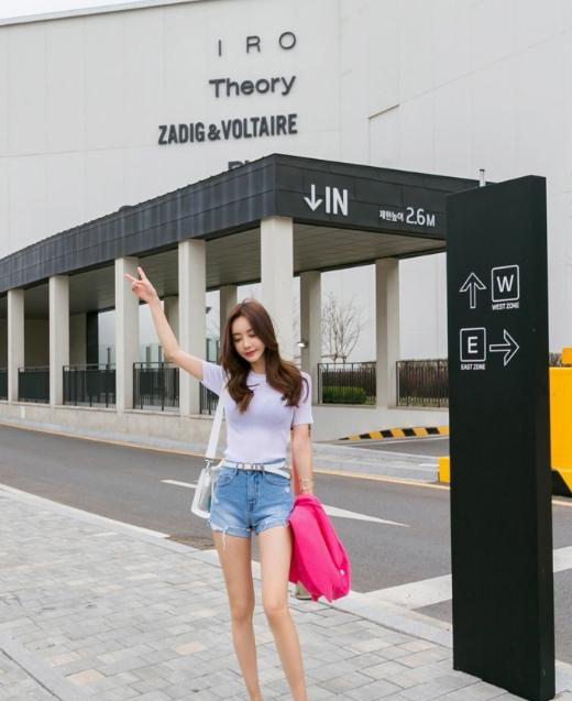 聚光灯下:美女穿着火热性感的热裤,靓丽的让人移不开眼!