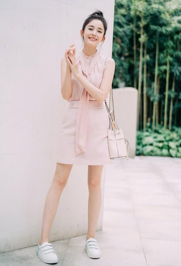 娜扎不愧是时尚达人，“病号服”都能穿出性感，一般人驾驭不来！