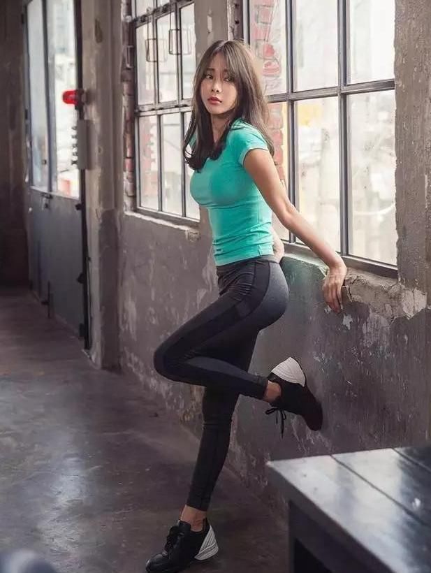 傲人身材的打底裤美女，黑色给人若隐若现迷人气息，十分吸睛！