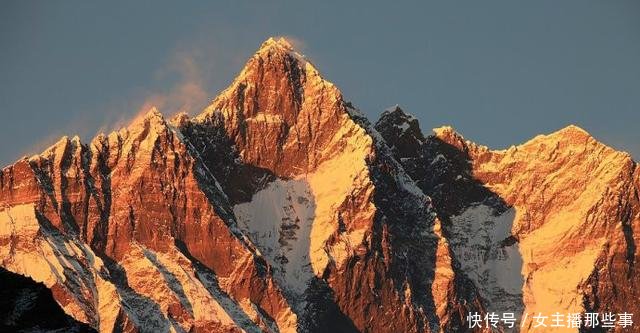 中国最高的十座山峰，只有一座完全在中国境内，由中国人首次登顶