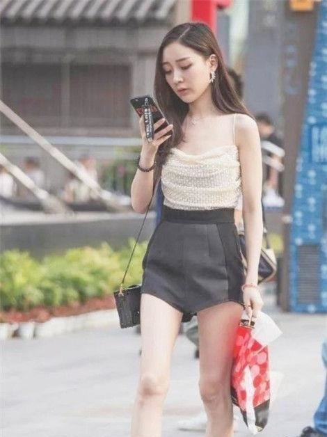  『气质』个性时尚的美女街拍：气质很好的美女，展现女神姿态！