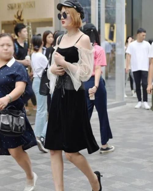 『气质』街拍:芳菲妩媚的美女,一件黑色连衣裙外搭外套,时尚达人气质
