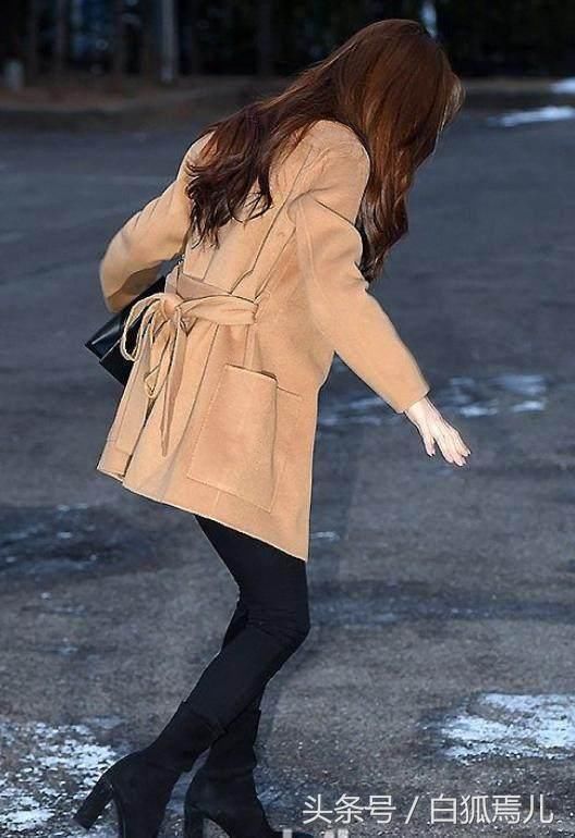 裴秀智素颜现机场，脸部变卦太清楚！网友：别捂了全看见了！