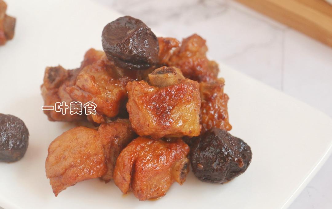 很多人不知道，炖排骨加上它，去腥解腻，好吃翻倍，盘都舔干净！