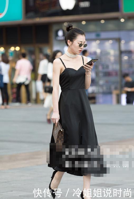 街拍：时尚姑娘出行，图五富婆穿紧身裤，“勾勒”出不俗的情节