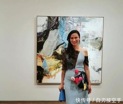 『女人味』有大场面就有邓文迪,穿印花连衣裙时髦成熟,举手投足都是女人味