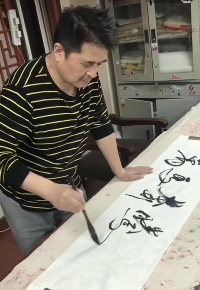  [选手]再现风采？毕福剑近照状态好，现身与星光大道选手录制公益视频！