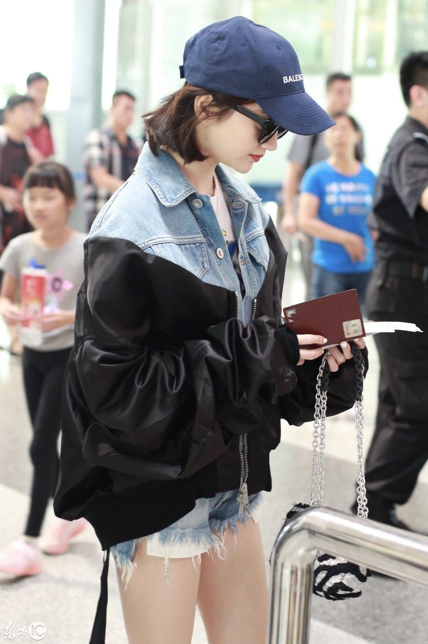 景甜现身机场，穿牛仔短裤时尚吸睛